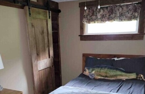 Hostetter House | Ligonier Cozy Cabin Getaway - Streamside lot