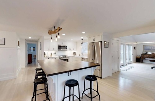 Dennis House | Like New - Stroll to Dennis Village