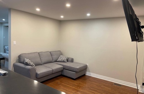 Whitby House | LikeHome - 3 Bedroom House n5mins from Highway 401, Train station & Downtownn