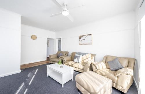Shepparton House | Lil beauty Nth Central near Hosp 3BR Reno w ample parking and Wifi