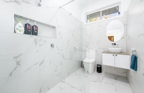Shepparton House | Lil beauty Nth Central near Hosp 3BR Reno w ample parking and Wifi