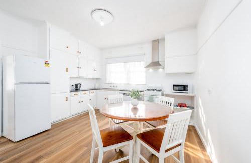 Shepparton House | Lil beauty Nth Central near Hosp 3BR Reno w ample parking and Wifi