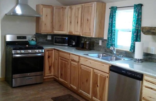 Dubois Cabin | Lil' Cabin on the Wind River - newly renovated, in town location!