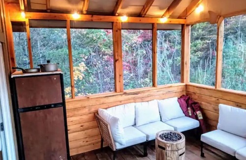 Cosby Cabin | Lil Cabin with Smoky Mountain Views close to hiking & short drive to Gatlinburg