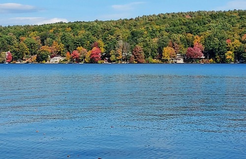 Crystal Lake Cottage | Lil' Dipper Cottage, Crystal Lake! 25 min to UConn & Bradley Int'l Airport!