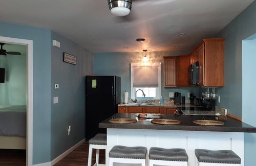 Crystal Lake Cottage | Lil' Dipper Cottage, Crystal Lake! 25 min to UConn & Bradley Int'l Airport!