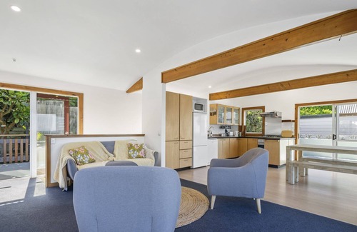 Wellington House | Lil' House By The Bay - Ōwhiro Bay Retreat