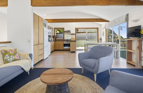 Wellington House | Lil' House By The Bay - Ōwhiro Bay Retreat