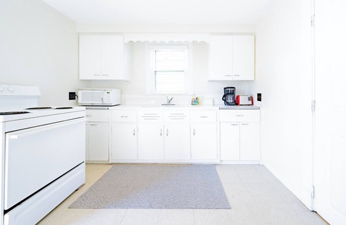 West Plaza House | Lil House w/Driveway in the Middle of KC!