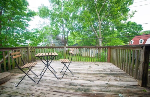 West Plaza House | Lil House w/Driveway in the Middle of KC!