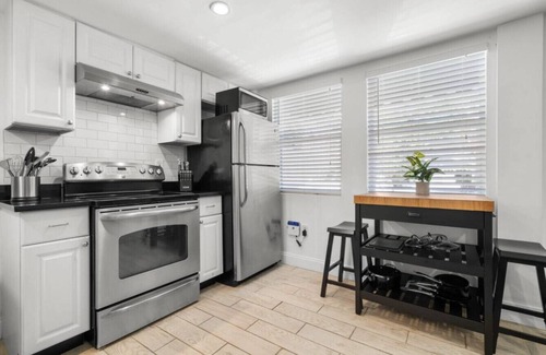 Historic Hyde Park North Apartment | Lil Hyde Out | Cute, Updated Hyde Park Apt