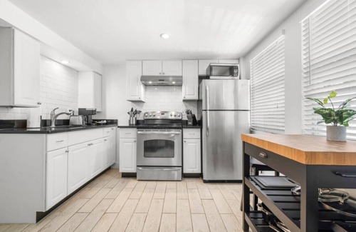 Historic Hyde Park North Apartment | Lil Hyde Out | Cute, Updated Hyde Park Apt