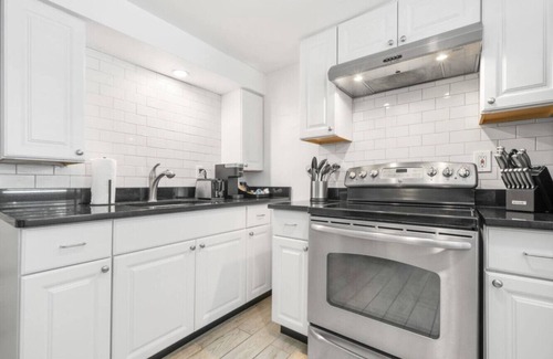 Historic Hyde Park North Apartment | Lil Hyde Out | Cute, Updated Hyde Park Apt