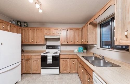 Cultus Lake House | Lil' Old Cottage - rentcultus