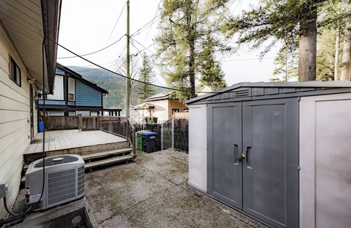 Cultus Lake House | Lil' Old Cottage - rentcultus