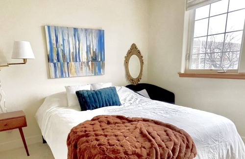 Central District House | Lil Paris Hygge Maison-King bed-Hi-speed WIFI 8 minutes to DT