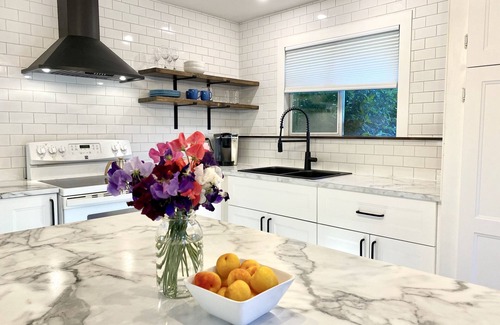 Regional District of Nanaimo Cottage | Lil Q Modern Cottage - 3 min from the beach!