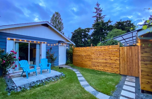 Regional District of Nanaimo Cottage | Lil Q Modern Cottage - 3 min from the beach!