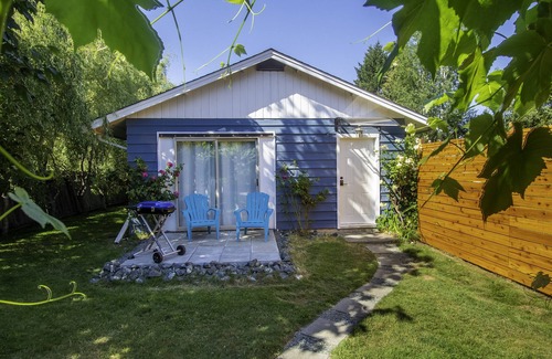 Regional District of Nanaimo Cottage | Lil Q Modern Cottage - 3 min from the beach!