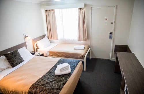 Goulburn Bed & Breakfast | Lilac City Motor Inn Standard Twin Room 22