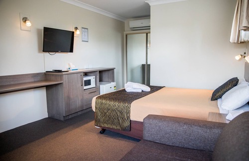 Goulburn Bed & Breakfast | Lilac City Motor Inn Deluxe Queen Room 14
