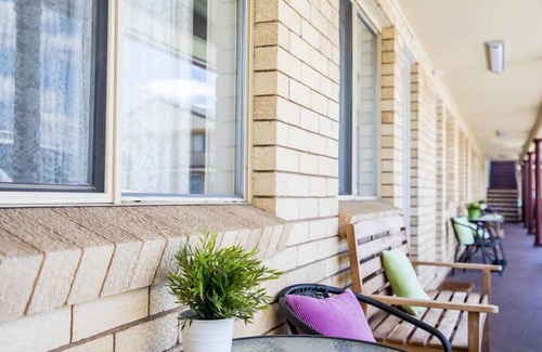 Goulburn Bed & Breakfast | Lilac City Motor Inn Deluxe Queen Room 14