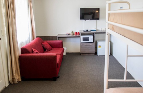 Goulburn Bed & Breakfast | Lilac City Motor Inn 2 Room Family 16