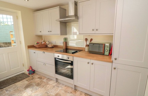 Wombleton Cottage | LILAC COTTAGE, pet friendly, with a garden in Beadlam