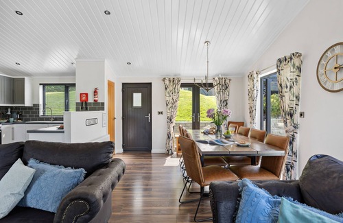 Lifton House | Lilac Lodge, 22 Roadford Lake Lodges - hot tub/pet friendly