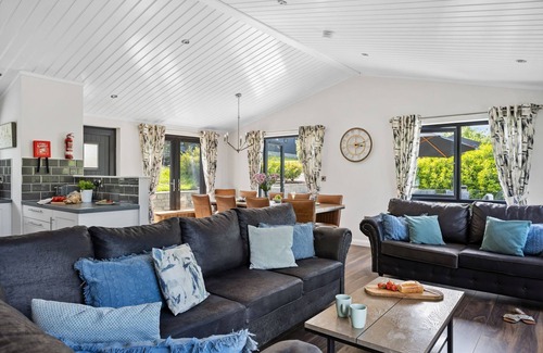 Lifton House | Lilac Lodge, 22 Roadford Lake Lodges - hot tub/pet friendly