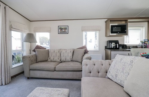 Tewitfield Cottage | LILAC LODGE, pet friendly, character holiday cottage in Carnforth