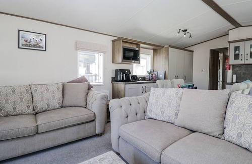 Tewitfield Cottage | LILAC LODGE, pet friendly, character holiday cottage in Carnforth