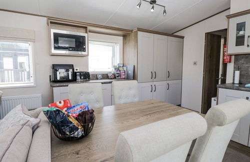 Tewitfield Cottage | LILAC LODGE, pet friendly, character holiday cottage in Carnforth