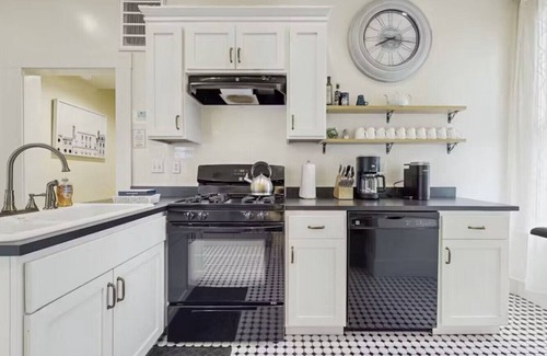 Old Town Eureka Apartment | Lilac Victorian Downstairs-Spacious Water-View Apartment in Historic Old Town