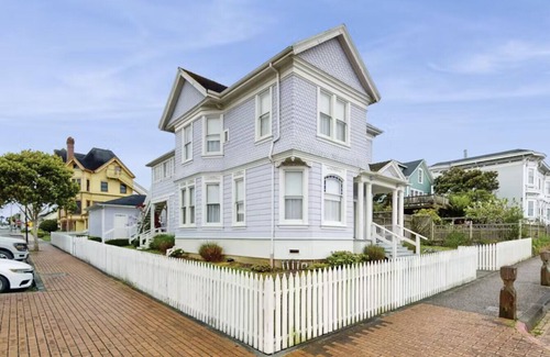 Old Town Eureka Apartment | Lilac Victorian Upstairs-Water-View Retreat in the Heart of Old Town