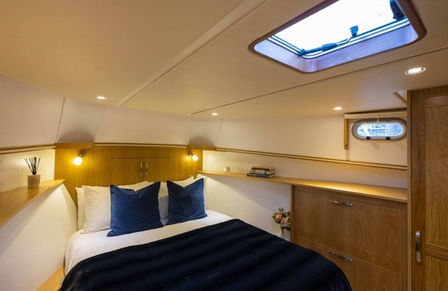 Henley Boat Rental | Lilibet - Driving - Luxury Boating