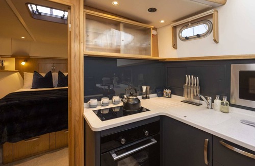 Henley Boat Rental | Lilibet - Driving - Luxury Boating