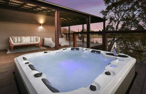 Keinbah House | Lilies Lakeside Spa Villa - 2 Bedroom - Escape in style to Lilies luxury retreat