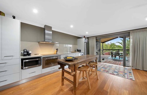 Keinbah House | Lilies Poolside Villa - Romance and tranquility in the heart of Lovedale