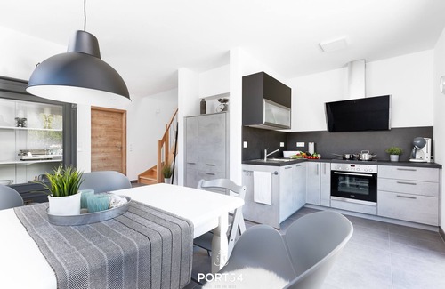 Dollerup House | Lille sort hus -terrace, garden furniture, barbecue, shower room, guest WC, parking space