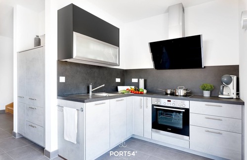 Dollerup House | Lille sort hus -terrace, garden furniture, barbecue, shower room, guest WC, parking space