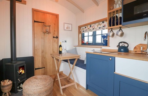 Redmile Cottage | LILLIE'S SHEPHERDS HUT AT SHEPHERDS LODGE RETREAT AND WELLNESS in Redmile