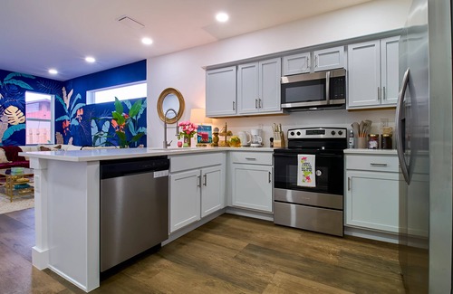 Hobe Sound House | Lilly Pulitzer Inspired 75in TV 1.5 ml Beach Pet Friendly EV Charger Smart Home