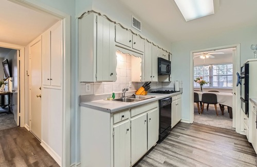 South Arlington House | Lilly's Home: A Tranquil Getaway in Arlington
