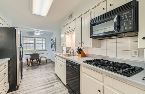 South Arlington House | Lilly's Home: A Tranquil Getaway in Arlington