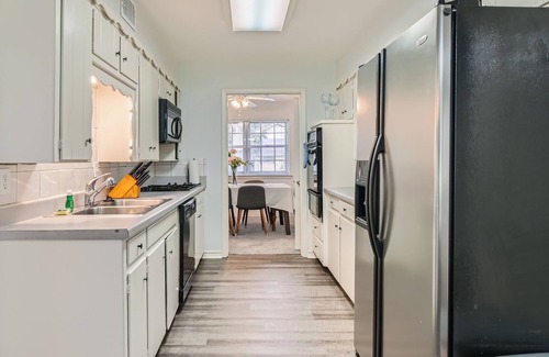 South Arlington House | Lilly's Home: A Tranquil Getaway in Arlington