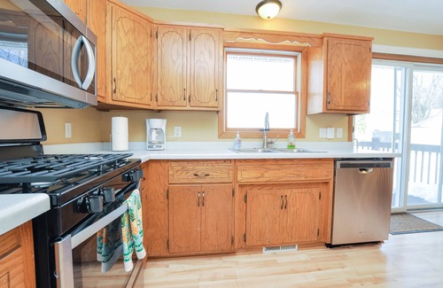 Glendale House | Lily House - 4 BR 2 Bath - Just 4 miles from Mayo Clinic/St. Mary's