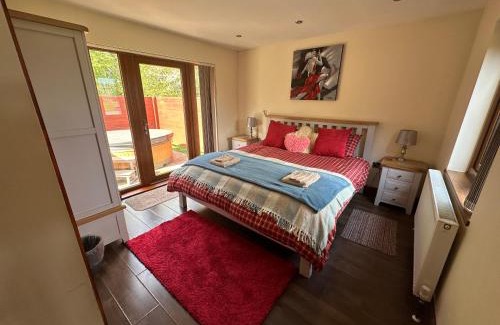 Fitling House | Lily Lodge-Tranquil-Hot Tub-Fishing-7m to beach