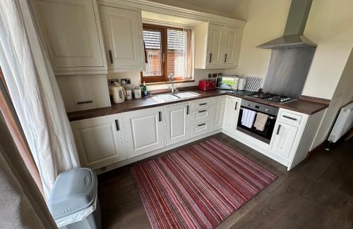 Fitling House | Lily Lodge-Tranquil-Hot Tub-Fishing-7m to beach