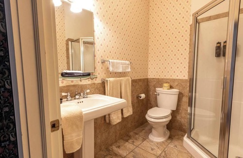 Geneseo Bed & Breakfast | Lily of the Valley Room - Big Tree Innnn